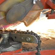 Schärfbetrieb: EINFACH SCHARF in Sulzbach-Rosenberg ; Sägekette die geschärft  wird.