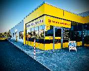 Scheiben-Doktor Autoglas in Halle - Gut sichtbar sind Standort, Einfahrt und Werkstattzugang.