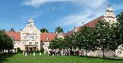 Schlosskapelle Kranichstein - Evangelische Philippus-Kirchengemeinde Kranichstein - Die Kapelle der Evangelischen Philippus-Kirchengemeinde gehört zum im 16. Jahrhundert erbauen Jagdschloss in Darmstadt. Die historische Einrichtung und die wertvollen Gemä