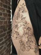 Schmierfink & Robird - Schmierfink & Robird detailreiches blumentattoo mit feinen linien auf der haut, kunstvolle florale motive in filigraner tätowiertechnik