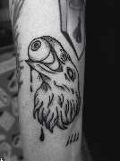 Schmierfink & Robird - Schmierfink & Robird dunkles tattoo eines vogelkopfes mit surrealem auge im schnabel, kräftige linien und pointillismus schattierung für intensiven kontrast