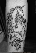 Schmierfink & Robird - Schmierfink & Robird fein ausgearbeitetes einhorn tattoo im lineart stil, klare linien und elegante formgebung, inspiriert von mythologischen motiven
