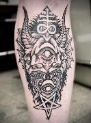 Schmierfink & Robird - Schmierfink & Robird komplexes blackwork tattoo eines dämonischen gesichts mit symbolen und pentagramm, detaillierte linienführung und kraftvolle tätowiertechnik