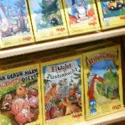 Neben Schreibwaren bieten wir auch ein großes Sortiment an Geschenkartikel an. 