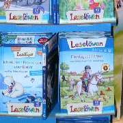 Vom Kleinkind Buch, über Erstlesebücher bis hin zu Kinder- und Jugendbüchern, sowie Fantasy, Dark Romance, Horror und Erwachsenenbüchern bieten wir ein rießiges Sortiment für alle Leseratten an.