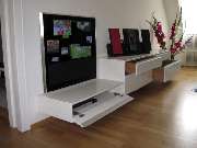 Schreinerei Freymark (ehem. Schreinerei Uebelhack) - Im persönlich gestalteten Medienmöbel finden Geräte, Kabel, Zubehör und Accessoires ihren Platz und sind immer bequem zugänglich.