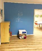 Schülerhilfe Nachhilfe Landau - Regal mit Lernmaterialien und Sitzwürfel in der Schülerhilfe Landau