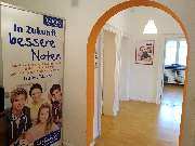 Schülerhilfe Nachhilfe Neustadt/Holstein - Flur mit Bessere-Noten Plakat in der Schülerhilfe Neustadt/Holstein