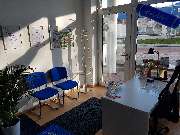 Schülerhilfe Nachhilfe Timmendorf/Travemünde - Eingangsbereich mit Empfang und Sitzmöglichkeiten in der Schülerhilfe Timmendorf/TRavemünde