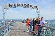 Schülerhilfe Nachhilfe Timmendorf/Travemünde - Team der Schülerhilfe Timmendorf/Travemünde auf einem Steg
