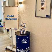 Schülerhilfe Nachhilfe Winsen (Luhe) - Im Eingangsbereich der Schülerhilfe Winsen begrüßt Eltern und Schüler:innen.