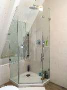 Schwarze Glas - Glaserei - Kompakte Fünfeck-Dusche mit ESG-Glas und Türöffnung – ideal für kleine Bäder oder Dachgeschosse mit Schrägen.