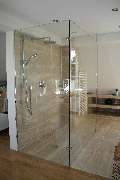 Schwarze Glas - Glaserei - Modernes Walk-In-Duschsystem mit zwei feststehenden Glaswänden und rahmenloser Ausführung – perfekt für helle, großzügige Bäder.