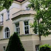 In diesem Haus befindet sich unser Reisebüro.