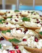 SoGoud Food by Menti Goudouri - Baguettecrostini mit Auberginencreme, Fetastreusel und Granatapfel