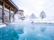 Sonnenalp Resort - Außenpool des Hotels im Winter.