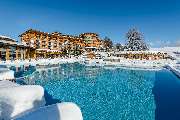 Sonnenalp Resort - Sportpool im Winter mit Blick auf die Hotelfassade.