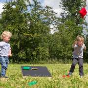 Cornhole-Spiel mit Cornhole-Brett und Wurfsäckchen von spass-garant.de