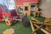 Spiel Bauernhof Holzgerlingen - Indoorspielplatz & Café - Der Spielbauernhof in Holzgerlingen – die Indoor-Erlebniswelt für Familien mit Kindern bis 8 Jahre! Tiere striegeln, Traktoren erklimmen, über die Schlittenrutsche sausen oder im Café entspannen. P