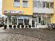 Spitzweg-Apotheke Autoschalter DRIVE IN - Aussenansicht der Spitzweg-Apotheke Autoschalter DRIVE IN