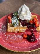 Spreegold Pankow - Beerenwaffel
marinierte Beeren der Saison, Vanilleeis, Spreegold's Maple Glaze, Minze, Puderzucker