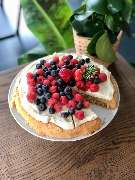 Spreegold Pankow - Mallorquinischer Mandelkuchen 
Mandelgiress, Zitrone,
Frischkäse, Beeren