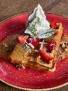 Spreegold Pankow - Schwedenwaffel
Grosi's Apfelkompott, cremiges
Vanilleeis, Minze

- wahlweise mit Eierlikör