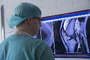 St. Marien-Krankenhaus Berlin - Betrachtung Röntgenaufnahme vor der orthopädischen Operation.