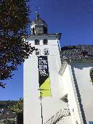 Stadtkirche Herborn - Evangelische Kirchengemeinde Herborn - Die Stadtkirche der Evangelischen Kirchengemeinde Herborn mit Aktionsbanner der Impulspost zum Thema 