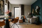 Stayurban Residence - Rendering: Couch des Businessapartments Stayurban Premium mit Sicht auf Schlafbereich