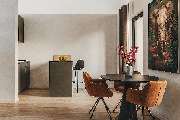 Stayurban Residence - Rendering: Küche mit Esstisch des Businessapartments Stayurban Comfort.