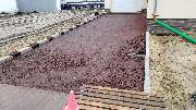 Straßen und Tiefbau Foth - Natursteinschottertragschicht zwischen Haus und neuer Winkelstützwand zur Aufnahme einer neuen Pflasterdecke in einer privaten Außenanlage.