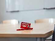 Studienkreis Nachhilfe Bad Bramstedt - Beispiel Unterrichtsraum vor Ort mit Tisch, Stühlen und White Board an der Wand.