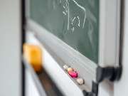 Studienkreis Nachhilfe Leipzig-Connewitz - Bild von einer Ecke der Tafel mit Kreide und Schwamm.