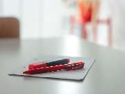 Studienkreis Nachhilfe Monschau - Auf einem weißen Tisch liegen ein Block und 2 Stifte.