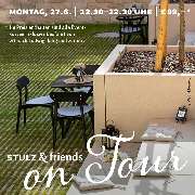 Stulz-mode:genuss:leben - stulz Event on tour mit dem Bus fahren wir mit Kunden zusammen zur Wein- und Gin Probe...Danach entscheiden wir zusammen, was wir in unser Sortiment aufnehmen. Hier ist der schöne Innenhof zu sehen.