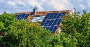 Sunvitec GmbH - Der Solar & Energie Experte in Thüringen - Dach eines Gebäudes, das mit Solarplatten ausgestattet ist. Sunvitec aus Georgenthal in Thüringern. Ihr Ansprechpartner für Solarenergie in Thüringen.