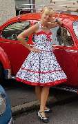 Tanzkleid der 50er - Anke Beger - Modische Kringel verleihen diesem Petticoatkleid eine besondere Note. Der passende Petticoat in rot bringt Farbe ins Spiel..