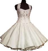 Tanzkleid der 50er - Anke Beger - Weißes Brautpetticoatkleid mit weißem Blumenmuster. Das Oberteil wurde mit Strassteinen verziert. Sie finden dieses Kleid in unserem Onlineshop unter der Nr. BK20