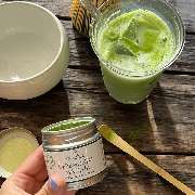 TeaClub - First Flush Ceremonial Grade Matcha aus Japan
Der zeremonielle Matcha ist für den gehobenen Matcha-Genuss und geeignet für eine Japanische Teezeremonie. Die Teeblätter werden 25 bis 30 Tage vor der Ernte zur Qualitätsverbesserung beschattet. Der
