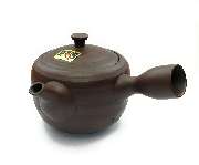 TeaClub - Japanische Einhand-Teekanne, Banko Kyusu
Perfekt für Deine Teezeremonie: Die japanische Teekanne (Kyusu) mit einem Fassungsvolumen von ca. 270 ml ist der ideale Begleiter für Deine Japanische Teezeremonie. Die Japanische Teekanne eignet sich her