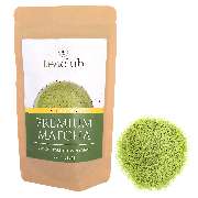 TeaClub Tee Online Shop - Der First Flush Premium Matcha ist für den gehobenen Matcha-Genuss und stammt aus Japan. Die Teeblätter werden mehrere Wochen vor der Ernte zur Qualitätsverbesserung beschattet. Dann werden die Tencha Grüntee Blätter in Granitste