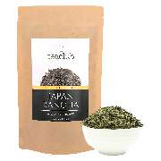 TeaClub Tee Online Shop - Der Japan Bancha Grüntee wird Anfang Mai kurz nach der ersten Pflückung geerntet. Nach der Ernte welken die etwas größeren Blätter unter Kühlung bis zum nächsten Morgen, um dann verarbeitet zu werden. Die Teeblätter werden nicht 