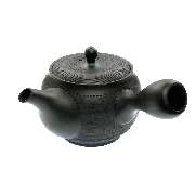 TeaClub Tee Online Shop - Diese Japanische Einhand-Teekanne (Kyusu) aus dem Töpferort Tokoname, ist von einer kunstvoll eingearbeiteten Oberflächenstruktur gekennzeichnet. Ringförmig legt sich die leicht geriffelte Struktur um den Korpus des Kyusu. Nur de