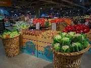 tegut... gute Lebensmittel - Gemüseabteilung mit Tomaten, Kohlrabi, Paprika und vielem mehr