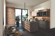 Thoki - Küche & Weinkonzept - Diese moderne Küche besticht durch ihre Steineiche und Grauen Fronten und das integrierte Insel-Design. Die perfekte Kombination aus natürlichen Materialien und modernen Elementen schafft eine stilvolle und funktionale Umgebu