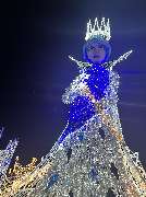 Thüringer Glitzerwelt - Am Stausee Hohenfelden - Jedes Jahr in der Winterzeit kommt „Ella – Die Schneekönigin“ und ihr wunderschönes Gewand aus weiß – blauen Samt, bestückt mit zahlreichen glitzernden Brillanten aus Ihrem Schneeköniginnenschloss heraus, u
