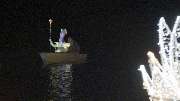Thüringer Glitzerwelt - Am Stausee Hohenfelden - Zück dein Handy oder bring eine Taschenlampe mit, um „Ella – Die Seekönigin“ den hellen Weg zur Glitzerwelt zu zeigen.