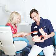 Time to Shine Zahnprophylaxe - Jung trifft auf Erfahrung: Spielerische Zahnputzschulung in unserer Pinneberger Praxis.