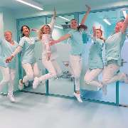 Time to Shine Zahnprophylaxe - Unser lebendiges Time to Shine Team in Pinneberg – Ihre Partner für gesunde Zähne und Prophylaxe.